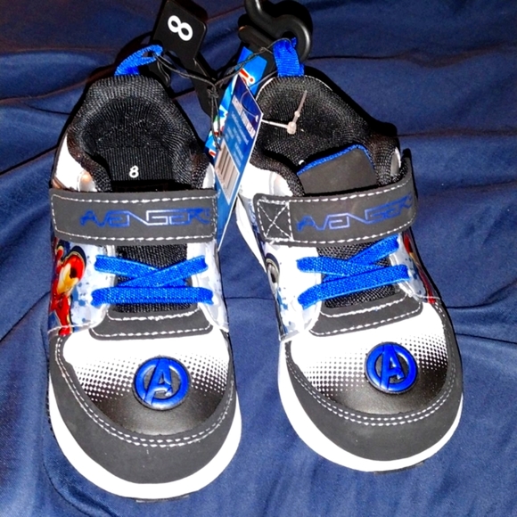 Super Hero Marvel Avengers Light Up Shoes Size 8 NWT - Picture 2 of 8